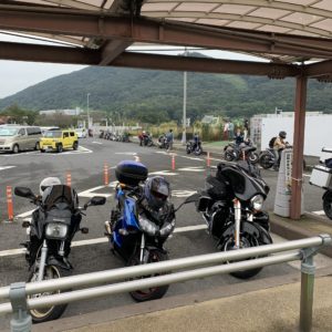 ほぼ満杯の佐野SAにて with MT-09