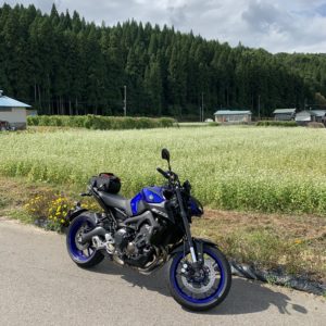 猪苗代湖そばの白い田園風景にてwith MT-09