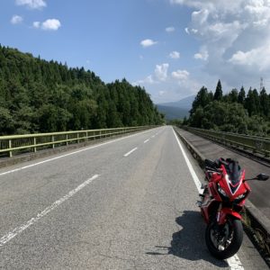 夏の山岳エリアを突っ切るr54超快走ロード風景にて with CBR650R