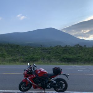 誰もいない浅間六里ヶ原休憩所にて浅間山を望む with CBR650R