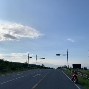 誰もいない浅間六里ヶ原休憩所にてwith CBR650R