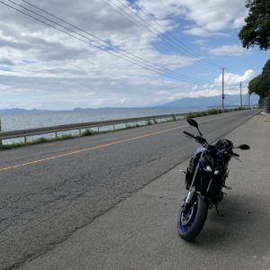 猪苗代湖東岸沿いを走るr9にてwith MT09