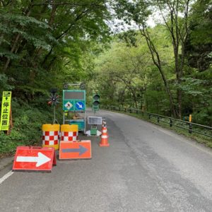 猪苗代湖南エリアのR294の工事の信号待ち風景