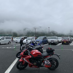 霧がかった風景の談合坂SA with CBR650R