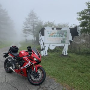 高ボッチ高原 草競馬場看板前にてwith CBR650R