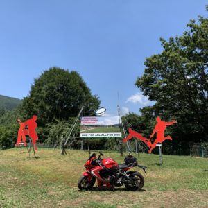 菅平手前のラグビーモニュメントの前でwith CBR650R