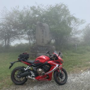 高ボッチ高原石碑前にてwith CBR650R