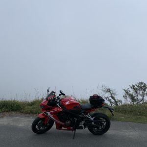 視界ゼロの鉢伏高原スカイラインにてwith CBR650R