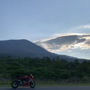 誰もいない浅間六里ヶ原休憩所にて浅間山を望む with CBR650R②
