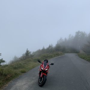 霧に包まれた鉢伏高原スカイラインにてwith CBR650R
