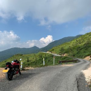 荒涼たる非日常風景が広がる毛無峠の帰路に立つwith CBR650R③