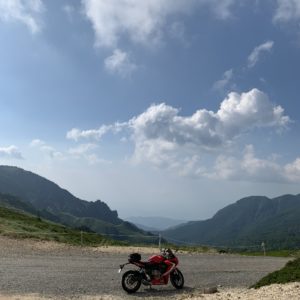 荒涼たる非日常風景が広がる毛無峠の帰路に立つwith CBR650R
