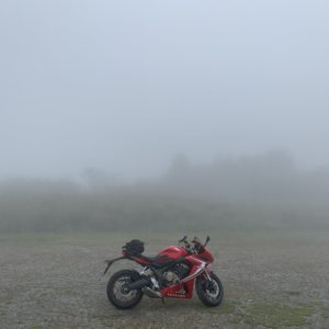 霧に包まれた高ボッチ高原第一駐車場にてwith CBR650R