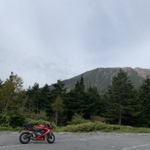 標高2000m超田の原駐車場より標高3000m超御嶽山山頂を望むwith CBR650R①