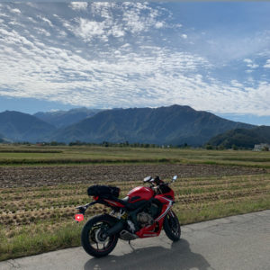 三国川ダムを目指し、南魚沼の田園風景を走るCBR650R