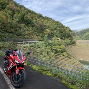 秋風景の中、三国川ダム南側沿いを走るCBR650R