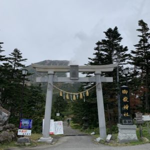 御嶽山山頂登山道入り口の鳥居にて
