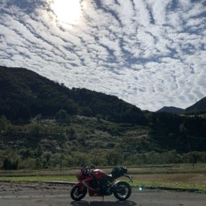 三国川ダムを目指しながら、秋らしいうろこ雲を眺めるwith CBR650R