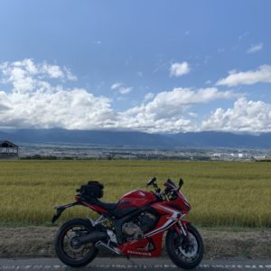 アルプス展望しののめのみちと新米風景にてwith CBR650R