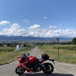 アルプス展望しののめのみちから北アルプスへ伸びるロード前にてwithCBR650R