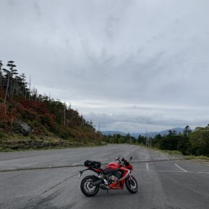 御嶽山7合目の広い田の原駐車場にてwith CBR650R
