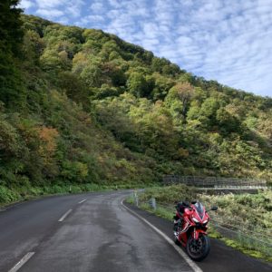 秋風景の中、三国川ダム南側沿いを走るCBR650R②