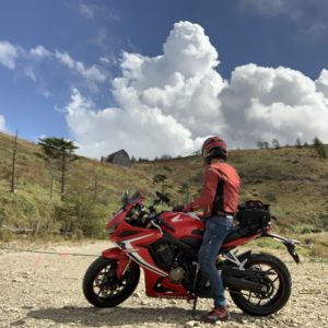 行き止まりの鉢伏山山荘駐車場にて鉢伏山を望むwith CBR650R