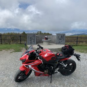 視界が少しだけ抜けた高ボッチ高原・北アルプス展望台にてwith CBR650R