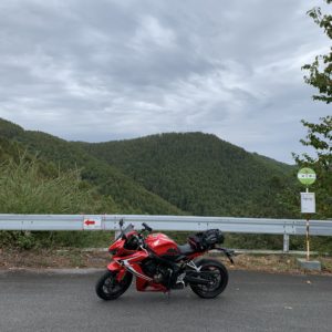 霊峰ラインの頂点に近い場所で見つけたバス停with CBR650R