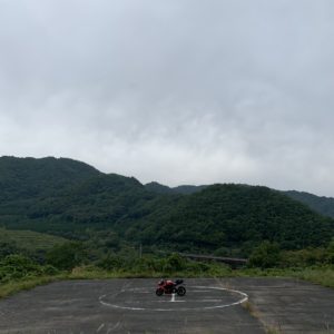 御岳湖近くで見つけたヘリポートにてwith CBR650R