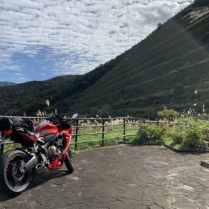 三国川ダムの巨大な緑の擁壁を眺めるwith CBR650R