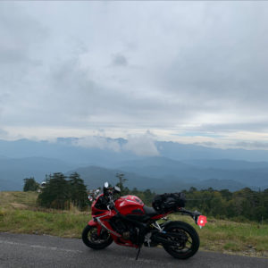 御岳スカイライン下りで中央アルプスを望むwith CBR650R