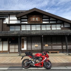 南魚沼市塩沢宿の青木酒造さんの建物前にてwith CBR650R