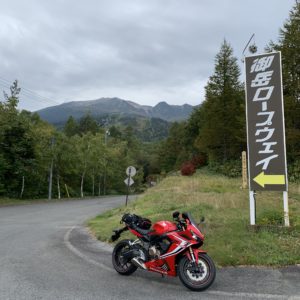 御岳ロープウェイ入口付近から御嶽山山頂を望むwith CBR650R