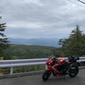 霊峰ラインの頂点近い視界の開けた場所からの眺めwith CBR650R