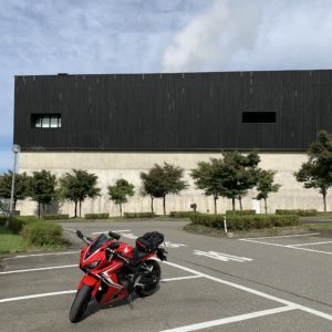 八海醸造 魚沼の里の建物with CBR650R