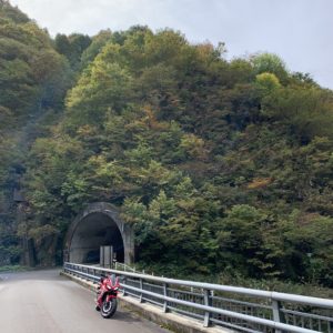 三国川ダム湖奥のトンネルにてwith CBR650R