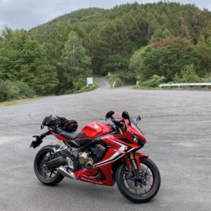 霊峰ライン・神王原バス停広場にてwith CBR650R