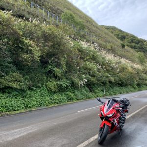 三国川沿いの秋らしい風景ロードにてwith CBR650R