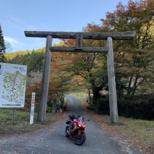 八溝林道を走り終えて鳥居をくぐるwith CBR650R