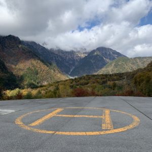 北アルプス大橋横の鍋平ヘリポートにて北アルプスを望む