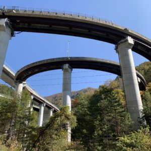 矢筈トンネル入り口手前を下から眺める