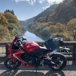 水沼ダム手前の小さな橋にてwith CBR650R②