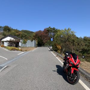 下栗の里のヘアピンを登りきったポイントにてwith CBR650R