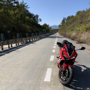 三遠南信自動車道にて後方に中央アルプスを望むwith CBR650R