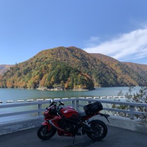 R158沿いの奈川渡ダムにてwith CBR650R