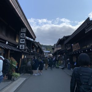 高山市街の賑わう三町筋にて