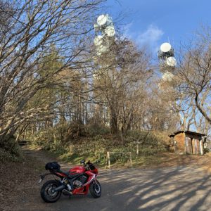 八溝山山頂の電波塔with CBR650R