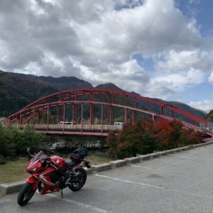 r475手前の赤い鉄橋風景with CBR650R
