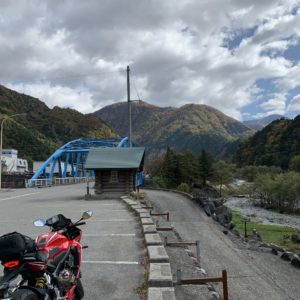 r475入ってすぐの青い鉄橋風景with CBR650R